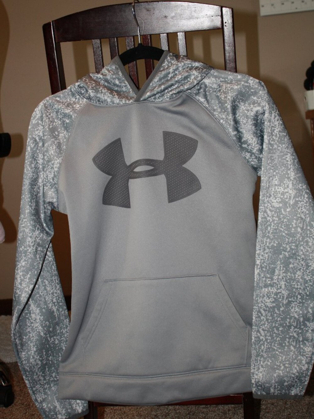 Under Armour, Boys Hoodie, size YL, gray